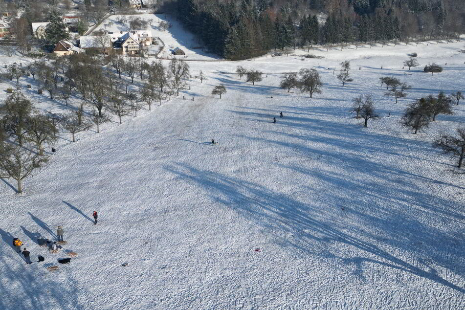 Ein zweiter Panoramablick zeigt die verschneiten Heidelberger Kohlhof bei herrlichem Winterwetter.