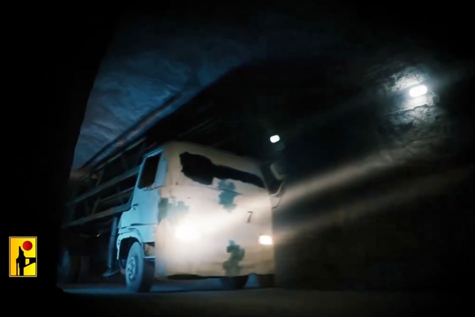 Ein mit Raketen beladener Truck fährt durch einen engen Tunnel.