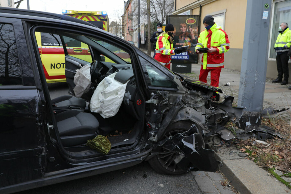 Die beiden Insassen wurden bei dem Aufprall verletzt.