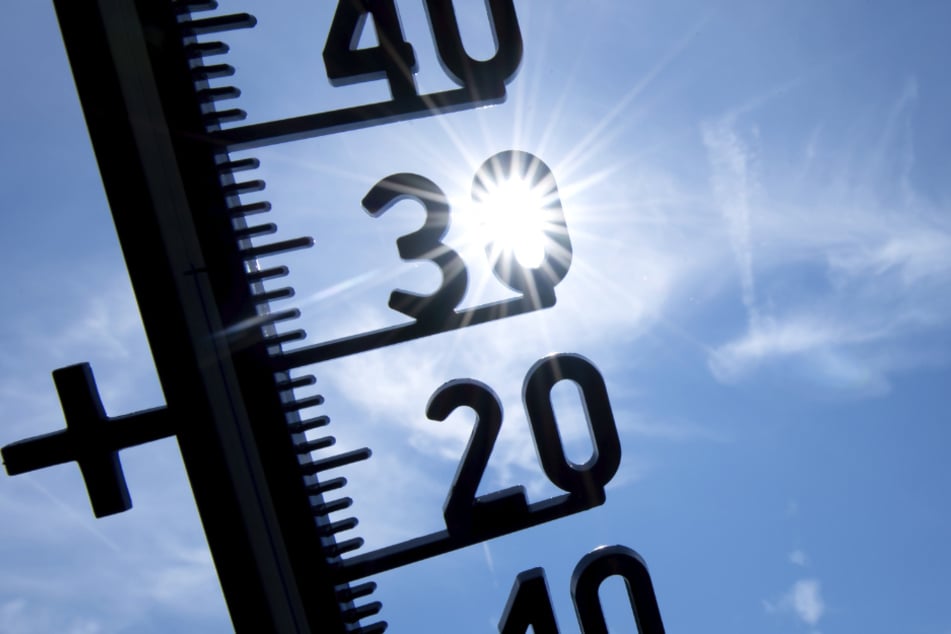 Ein Thermometer zeigt Temperaturen über 30 Grad an. (Archivbild)