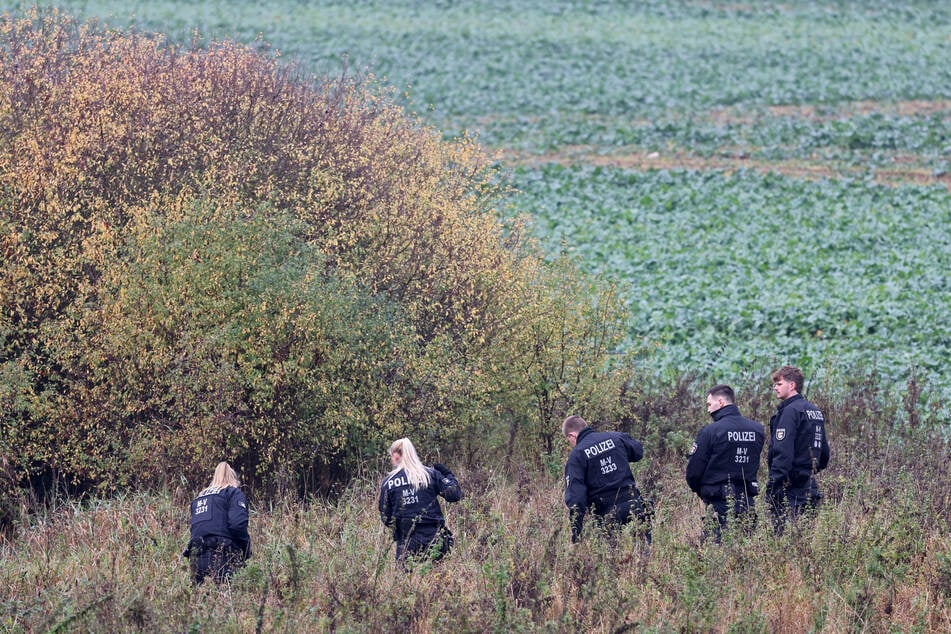 Polizisten durchkämmen das Areal im weiten Umkreis vom Fundort, wo die Leiche von Fabian gefunden wurde.