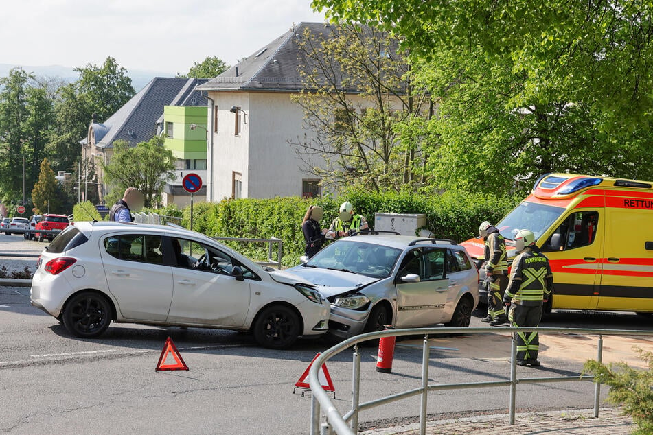 Auf der Friedrich-Engels-Straße in Hohenstein-Ernstthal krachte es am Montagvormittag: Ein Opel kollidierte mit einem Renault.
