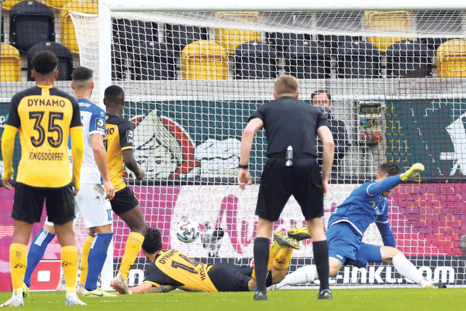 Pech: Den Kopfball von Philipp Hosiner kratzte FCM-Keeper Morten Behrens irgendwie von der Linie.
