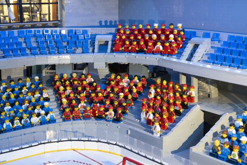 In der Eislöwen-Arena gab es sogar Zuschauer auf den Tribünen.