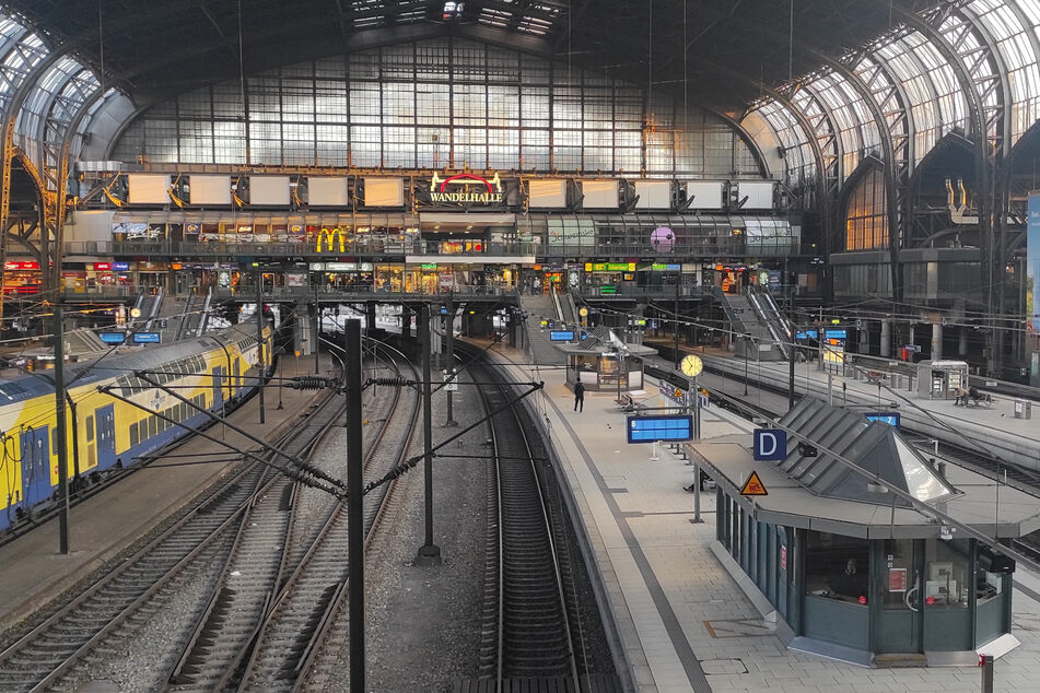 Leere Bahnsteige, wo sonst Rushhour herrscht: der Hamburger Hauptbahnhof am Freitagmorgen. Links im Bild steht ein sogenannter "Aufenthaltszug", in dem Reisende die Wartezeit verbringen können.