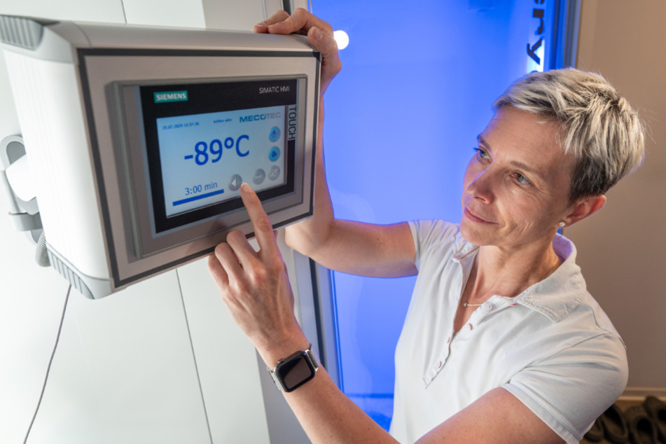 Anja Rücker (51) beim Einstellen der Temperatur für die Behandlung.