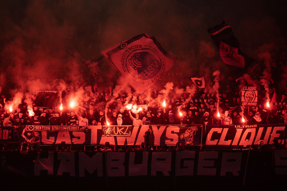 Mehr als 15.000 Gäste-Fans begleiteten den HSV zum Auswärtsspiel in Düsseldorf - und die Anhänger brannten wortwörtlich ein Feuerwerk auf den Rängen ab.