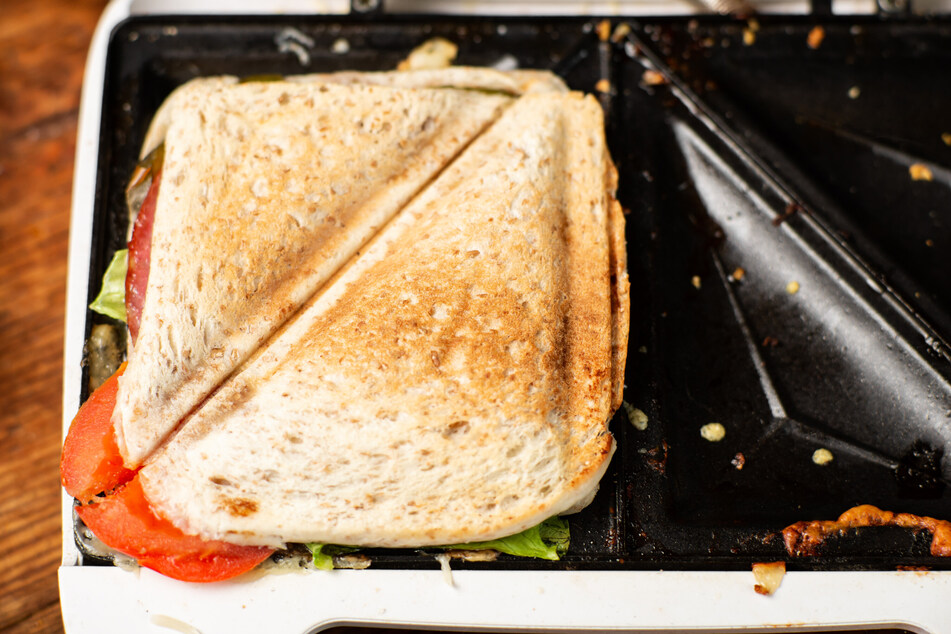 Wenn sich Käsereste schon festgesetzt haben, muss man einen Sandwichmaker etwas intensiver reinigen.