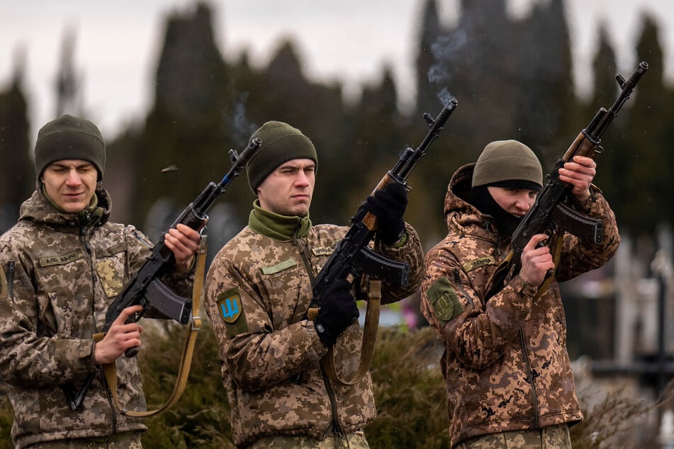 Ukrainische Soldaten feuern Salven während der Beerdigung eines Zivilisten ab. Der Zivilist, der sich den ukrainischen Streitkräften anschloss, um sein Land zu verteidigen, als der Krieg begann, wurde am 9. Februar in Vuhledar, einer Stadt in der Region Donezk, getötet.