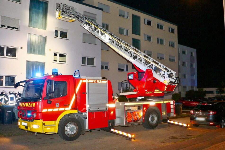 Die Feuerwehr musste eine Drehleiter einsetzen.