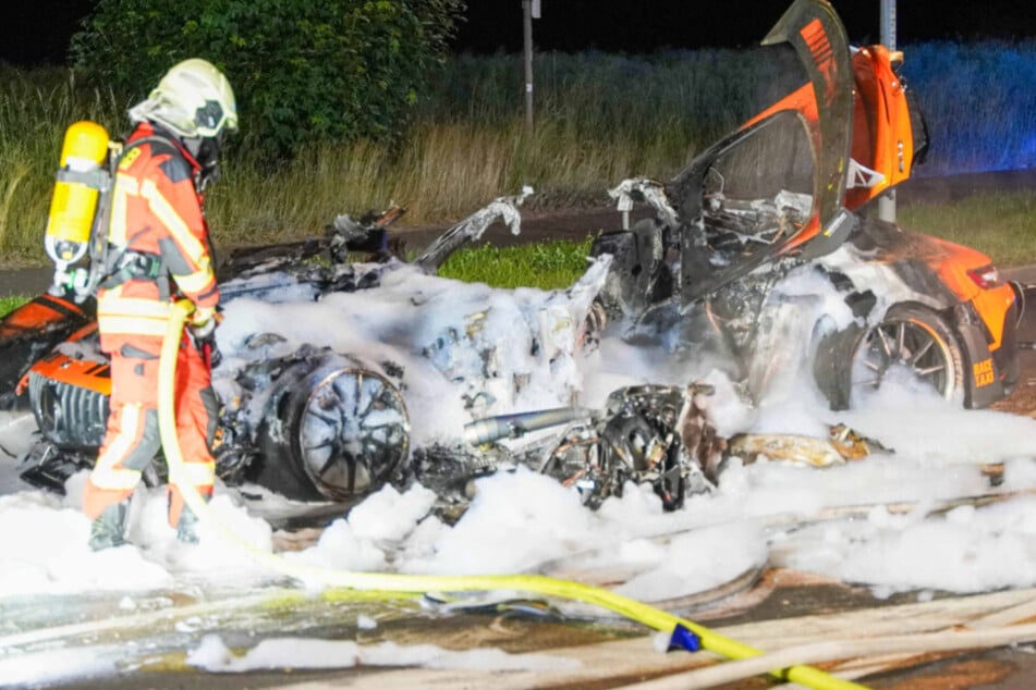 Tödliches Unglück: Mercedes-AMG übersieht Motorradfahrer, beide Fahrzeuge in Flammen