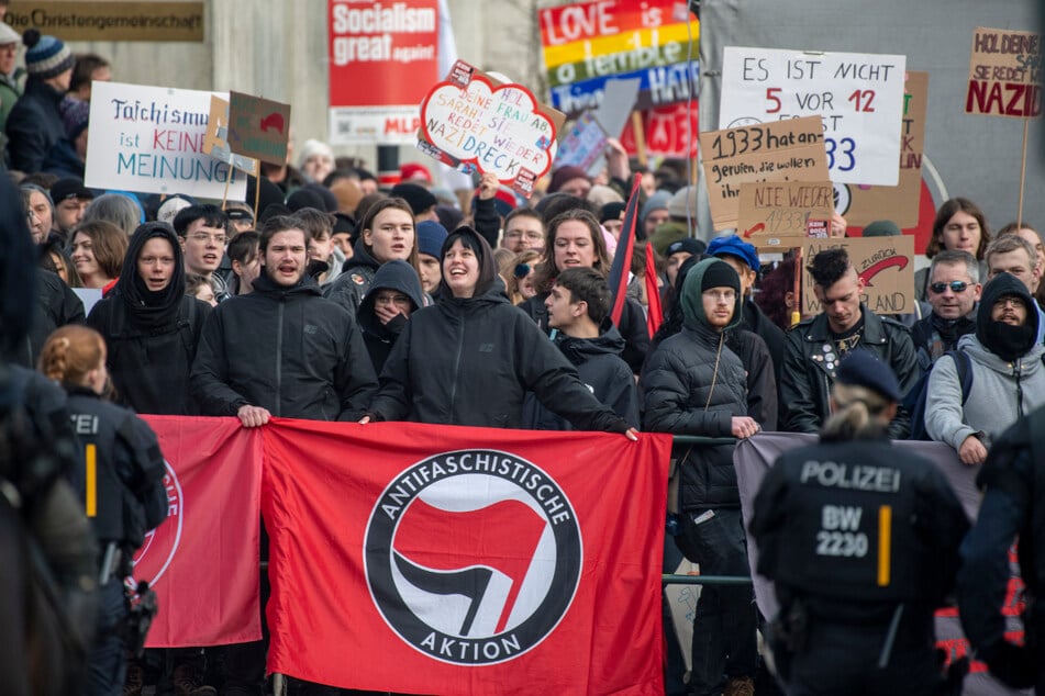 Zahlreiche Teilnehmer protestierten gegen die im Konzerthaus geplante Wahlkampfveranstaltung der AfD.