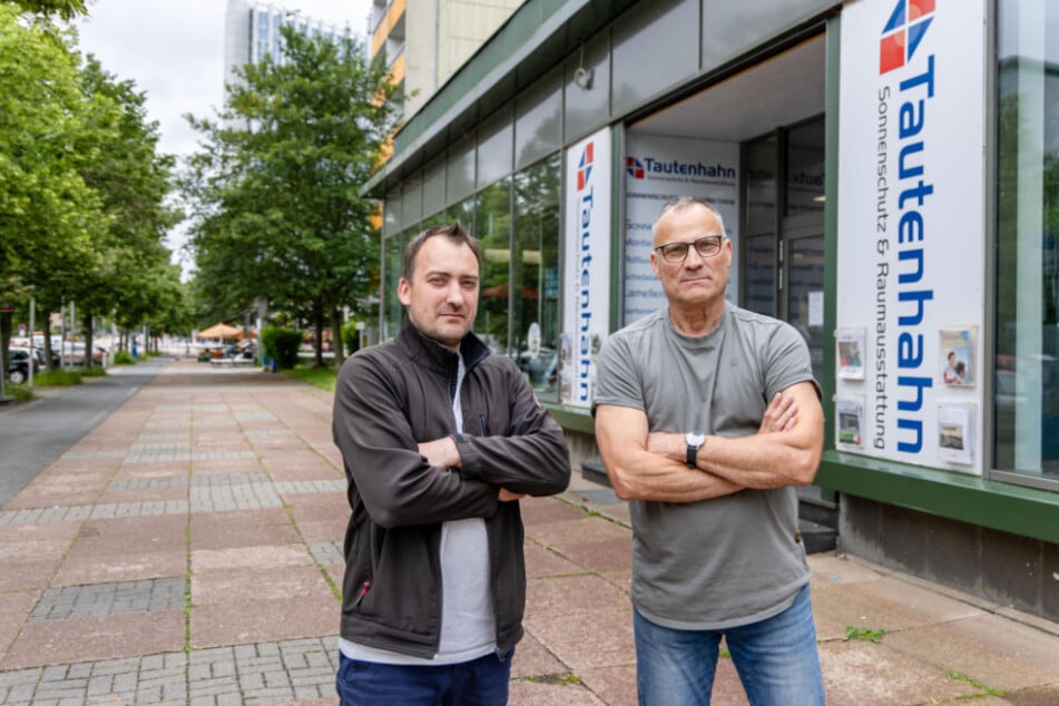 Vater und Sohn schlagen Alarm: David Tautenhahn (42, l.) und Christian Tautenhahn (65) befürchten durch die geplante Promenade Probleme für Kunden, Anwohner und Lieferverkehr.