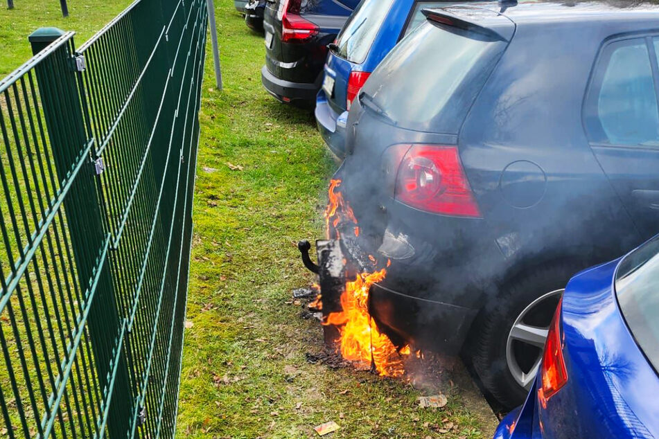 Auf einem Parkplatz in Limbach-Oberfrohna: Ein VW fing am Heck Feuer.