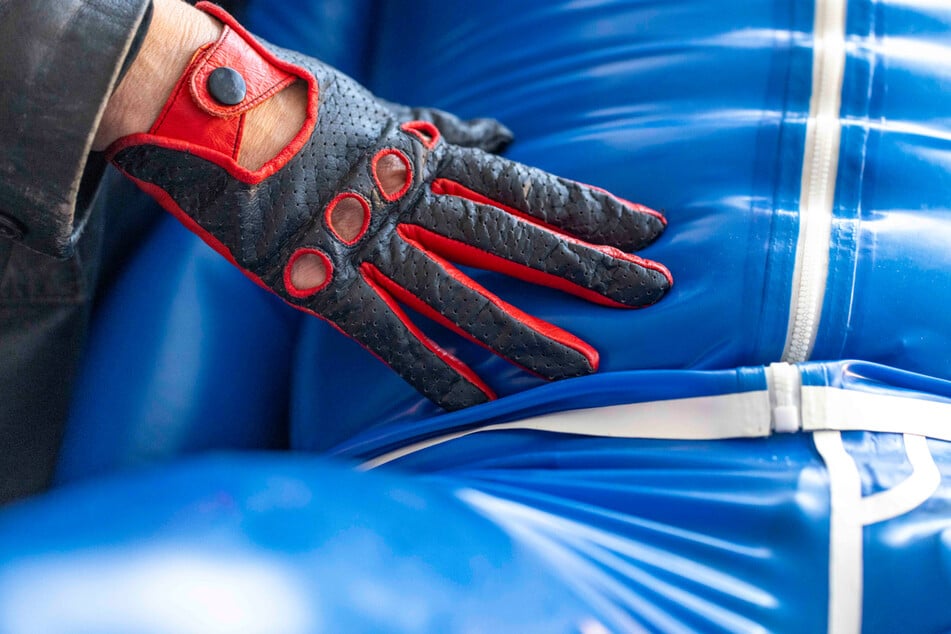 Mit sprachlicher Anleitung und Berührungen hypnotisiert Syonera von Styx ihren Sklaven vor der BDSM-Session.