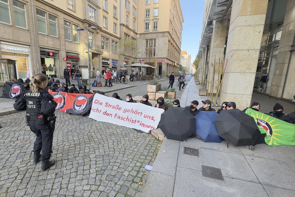 Demonstranten, teilweise vermummt, blockierten den Pegida-Zug in der Seestraße.