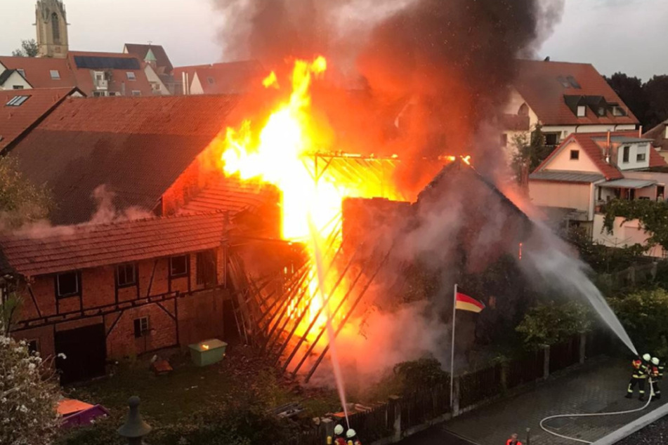 Die Scheune stand in einem Vollbrand. In dieser wurde Holz und Sperrmüll gelagert.
