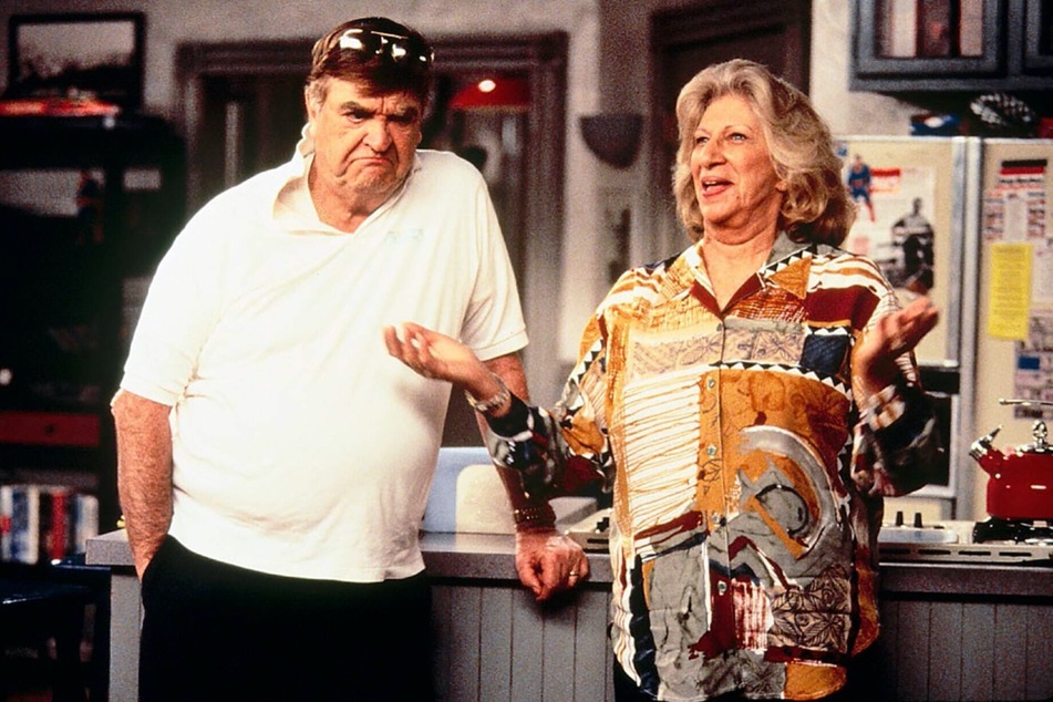 Liz Sheridan (†93) mit ihrem Schauspielkollegen Barney Martin (†82) in einer Szene der Sitcom "Seinfeld".