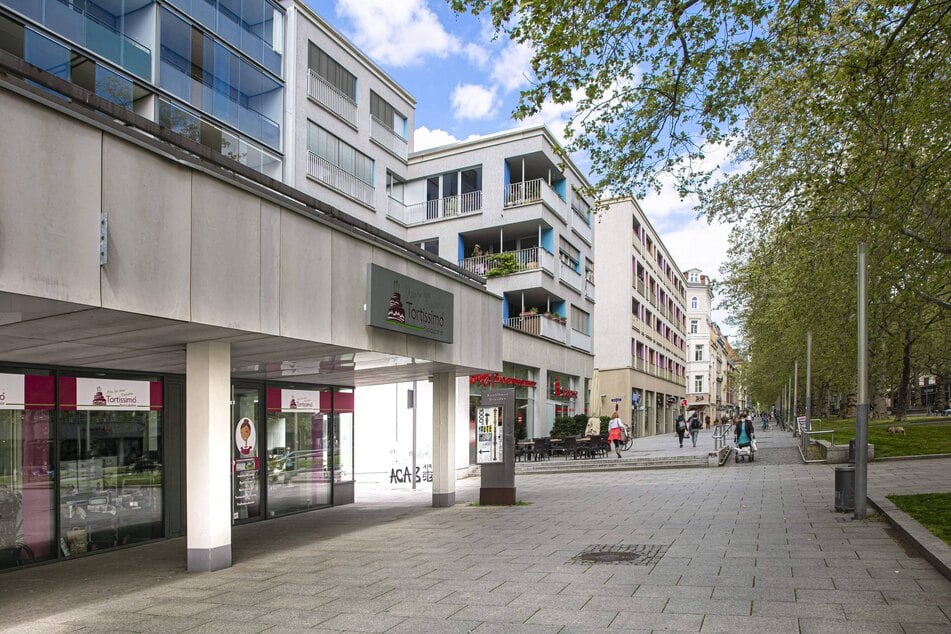 Beim Stadtteilrundgang erfahren Besucher aus erster Hand, wie die Dresdner Hauptstraße zu DDR-Zeiten neu gestaltet wurde.