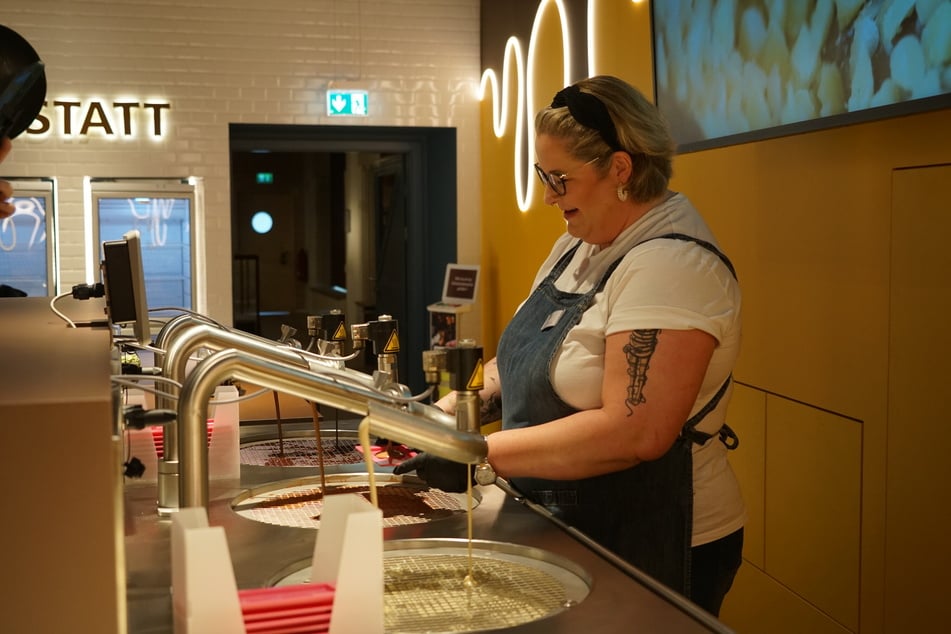 Mitarbeiterin Steph an der neuen Schokoladenbar. Ab sofort können die Besucher zwischen Vollmilch-, Zartbitter- und weißer Schokolade wählen.