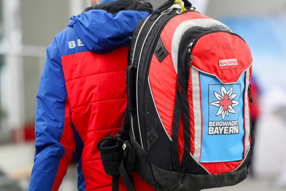 Ein Mitarbeiter trägt im Ausbildungszentrums der Bergwacht einen Rucksack mit der Aufschrift "Bergwacht".
