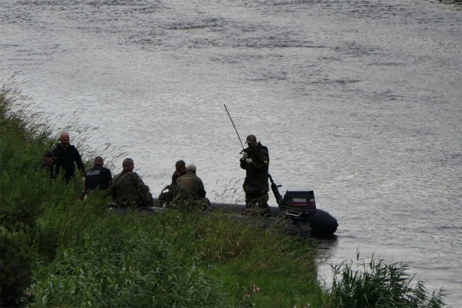 Bergekommando: Am späten Nachmittag entdeckten Polizeitaucher die Leiche des dritten Crew-Mitglieds nahe der Autobahnbrücke.