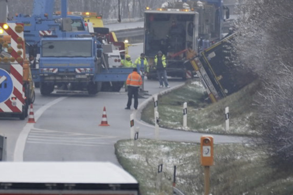 Unfall A4: Unfall in Ostsachsen: Lkw kommt von der A4 ab und kippt in den Straßengraben!