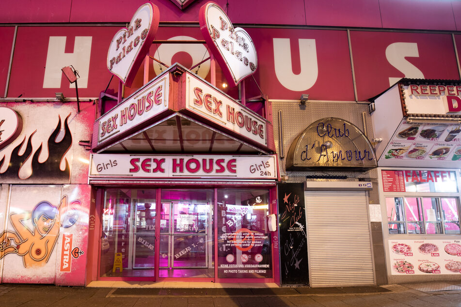 Menschenleer und nahezu unbeleuchtet ist der Eingang zu einem Bordell an der Reeperbahn auf St. Pauli.