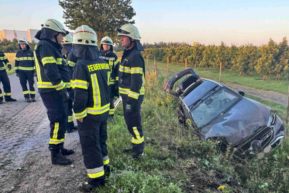 Mercedes-Fahrer landet mit Schnapsflasche in der Hand im Graben