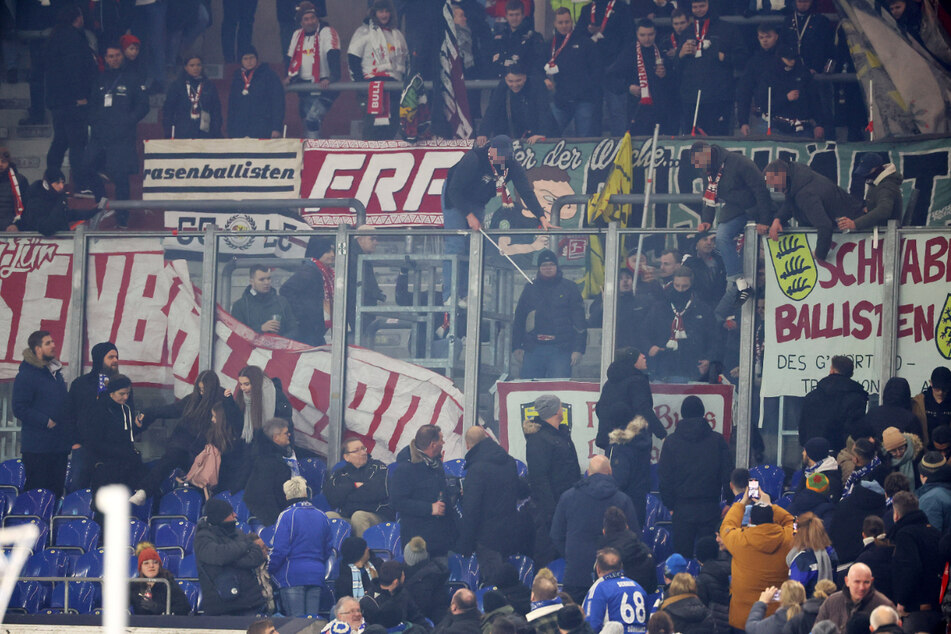 Während der Partie zwischen Schalke und Leipzig kam es zu Auseinandersetzungen unter den Anhängern.