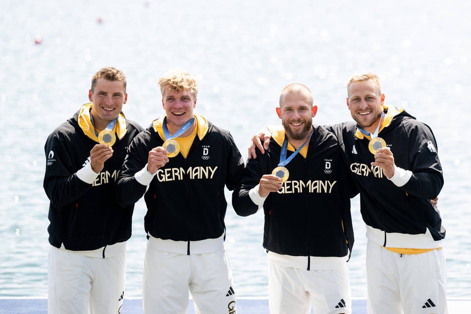 Zuletzt 2024 paddelten Tom Liebscher-Lucz (v.l.), Jacob Schopf, Max Lemke und Max Rendschmidt bei Olympia zu Gold. Wird's diesmal auch WM-Gold?