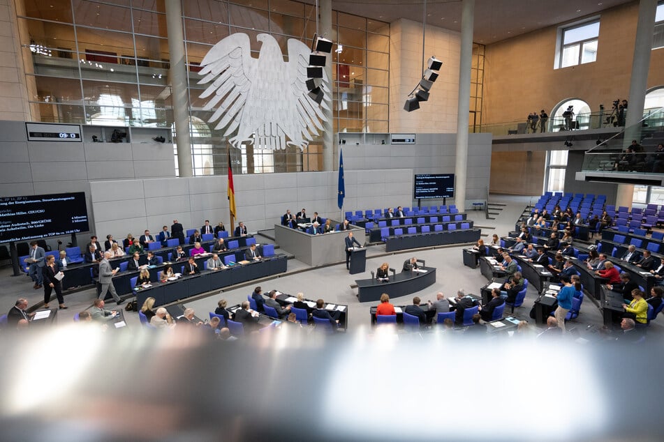 Im Bundestag wurde am Freitag über Tankrabatt und Entlastungsprämie abgestimmt.