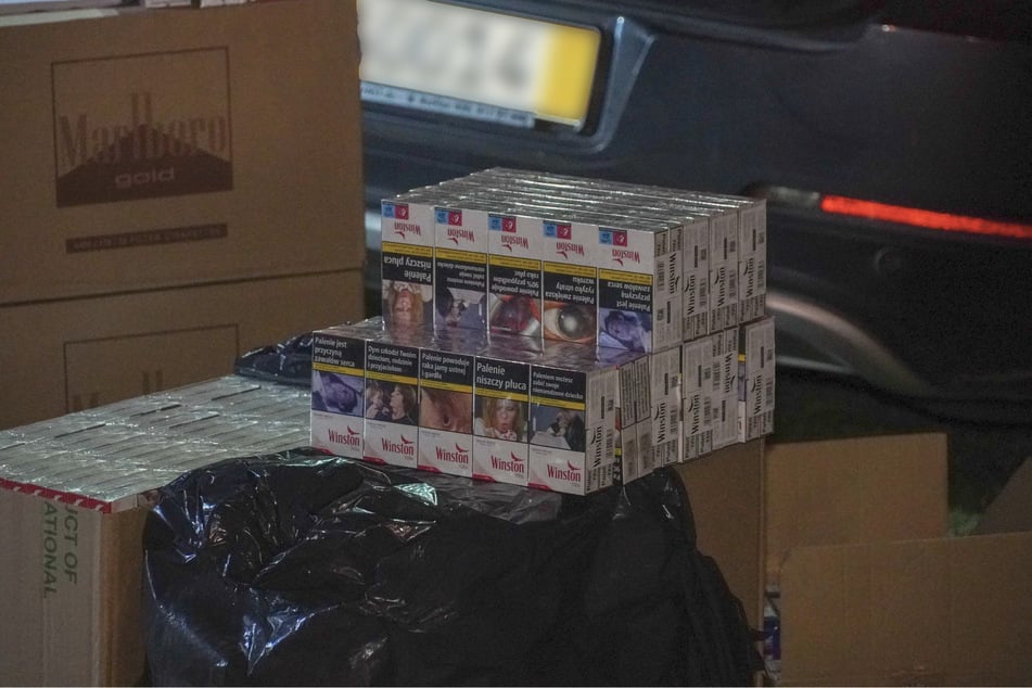 Im Auto selbst fanden die Ermittler mehrere Kartons voller Zigaretten.