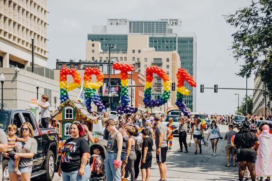 Les Nébraskais défilent et manifestent pour les droits des LGBTQ+ lors de la parade de la fierté d'Omaha.