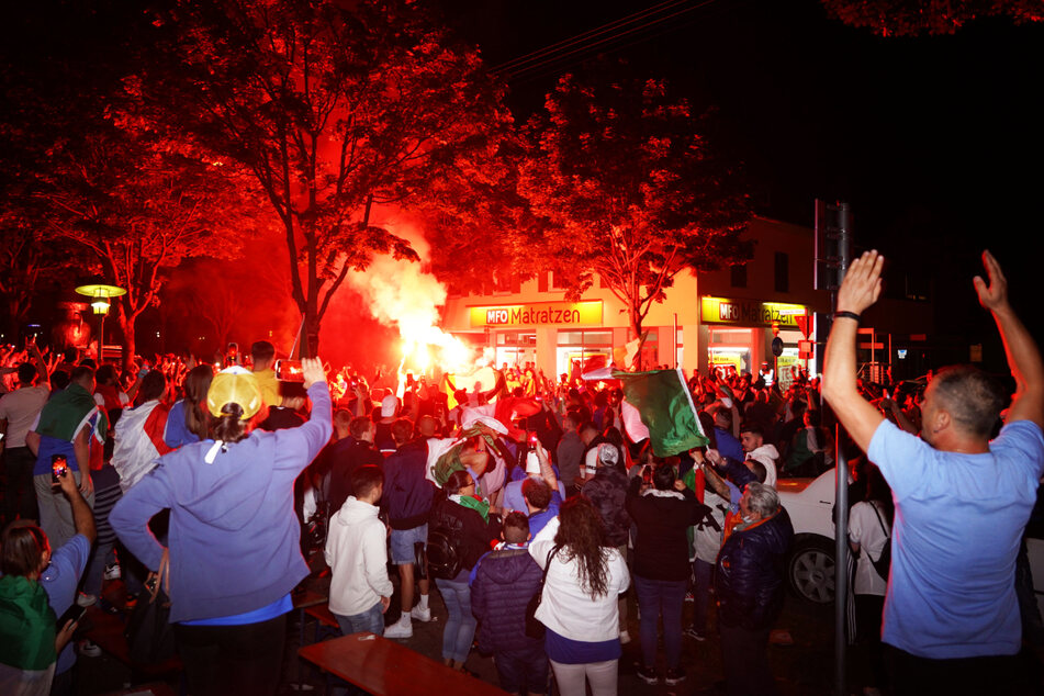 Italienische Fans machten in Fellbach nach dem glorreichen EM-Triumph die Nacht zum Tag. Vereinzelt wurde Pyrotechnik gezündet.