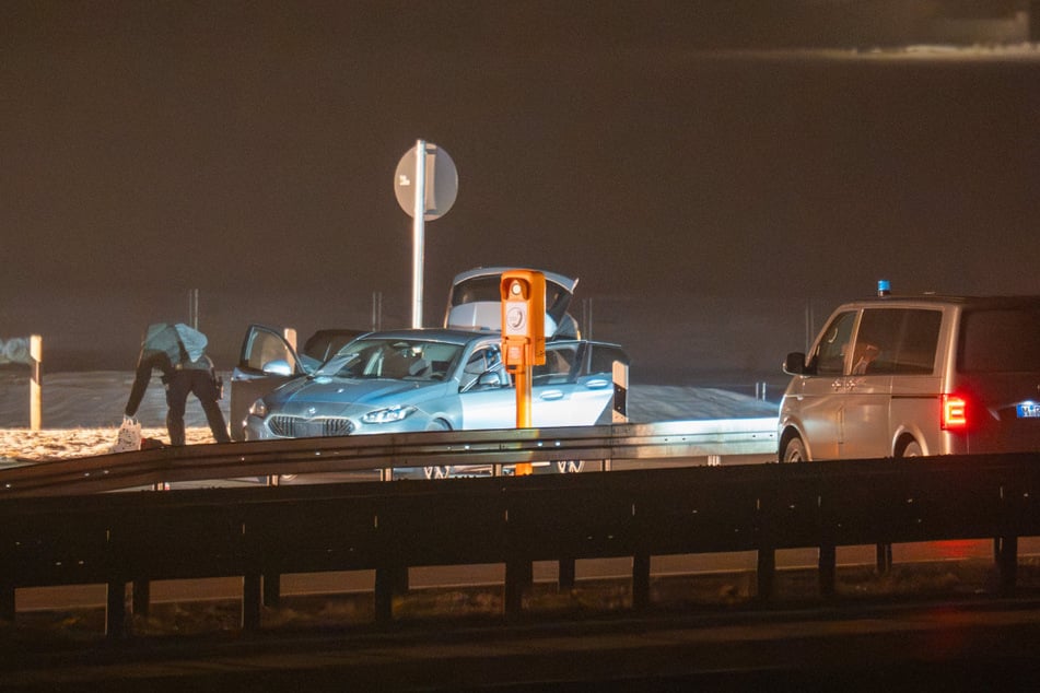 Bei einer routinemäßigen Kontrolle haben Beamte in einer BMW-Limousine "sprengstoffverdächtige Gegenstände" festgestellt.