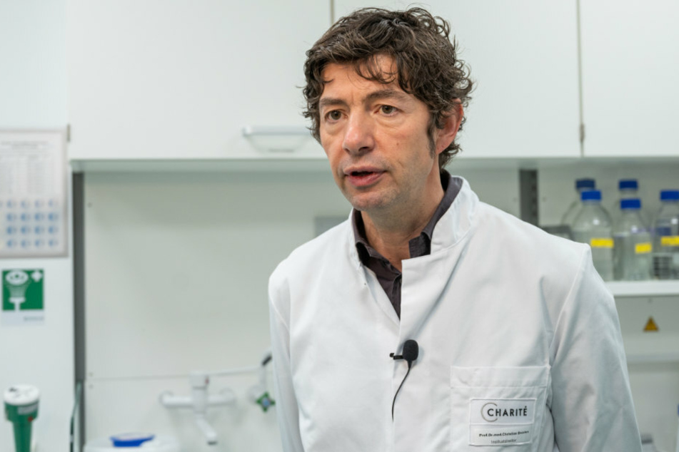 Christian Drosten, Direktor des Instituts für Virologie an der Charité in Berlin, steht im Institut für Virologie an der Charité Berlin Mitte, in dem Untersuchungen zum Coronavirus laufen. (Archivbild)