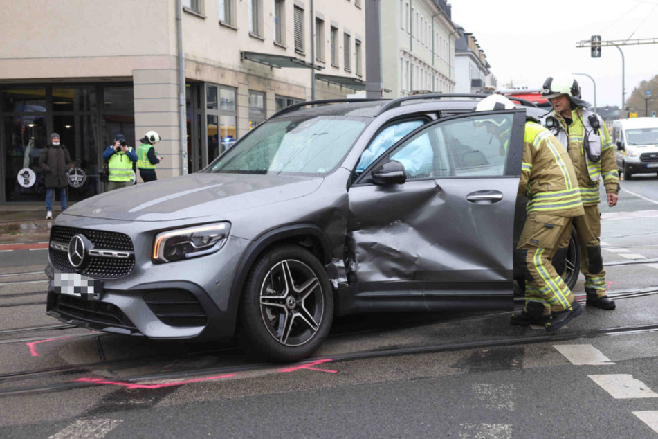 Crash in der Dresdner Neustadt: Fahrerinnen durch Unfall schwer verletzt