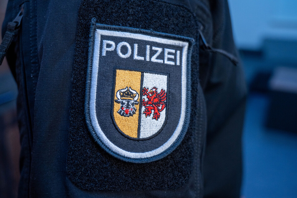 Der Täter zeigte dem Senior einen falschen Polizeiausweis. (Symbolfoto)