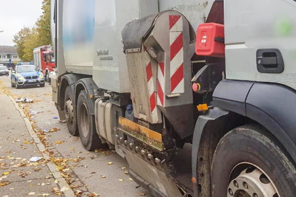 Ein Müllwagen hat in Bad Füssing im Landkreis Passau in Bayern eine 57 Jahre alte Frau überrollt und dabei schwer verletzt.