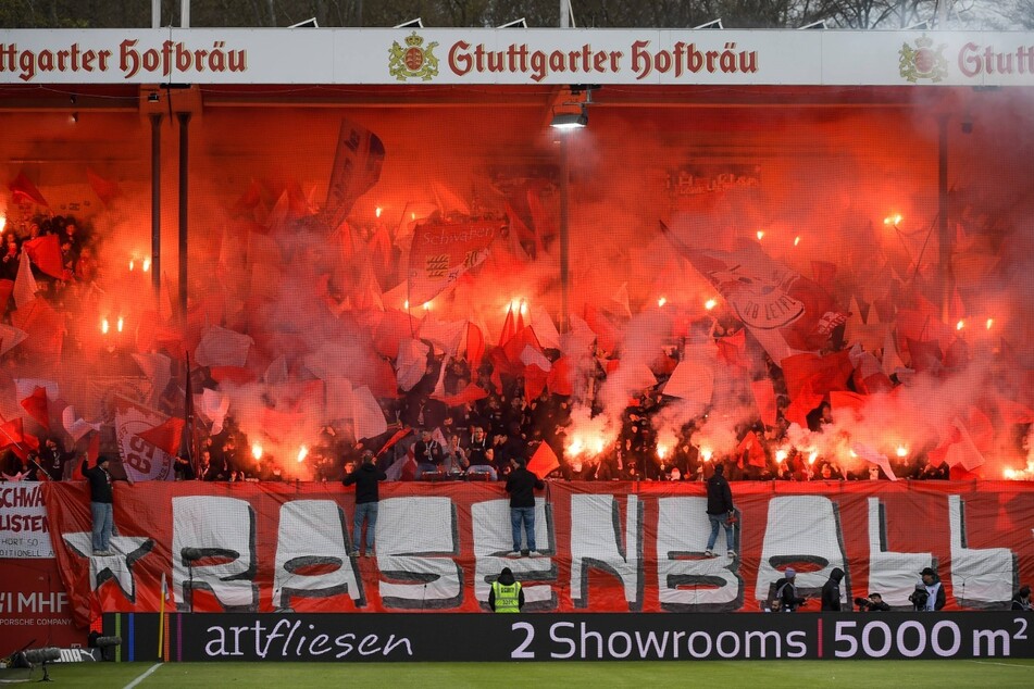Im zweiten Durchgang machten sich die Leipziger Fans im Block etwas Luft.