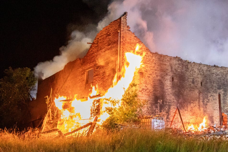 Großeinsatz der Feuerwehr: Scheune brennt lichterloh