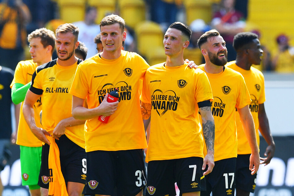 Christoph Daferner (23, 4.v.r.), Panagiotis Vlachodimos (29, 3.v.r.) & Co. genossen nach dem Abpfiff die Atmosphäre im Stadion.
