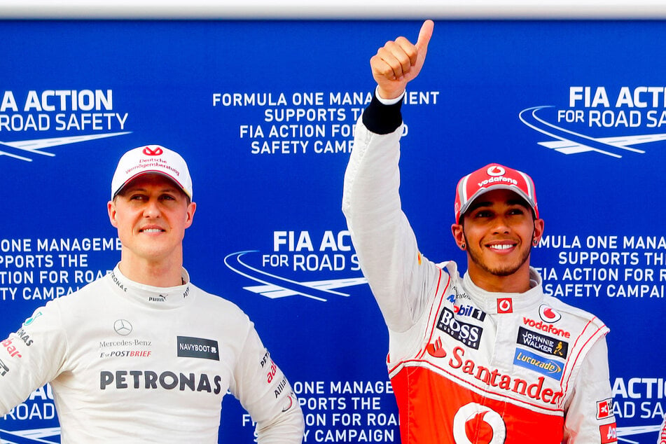 Lewis Hamilton (39, r.) hat ebenso wie Schumi sieben Titel in der Königsklasse gesammelt. Der Brite wurde in seiner Heimat 2021 zum Ritter geschlagen.