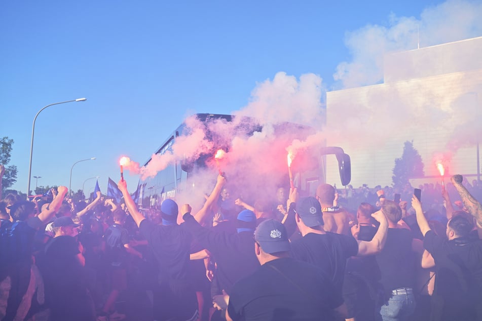 Die SCP-Fans empfangen die Mannschaft am Stadion.