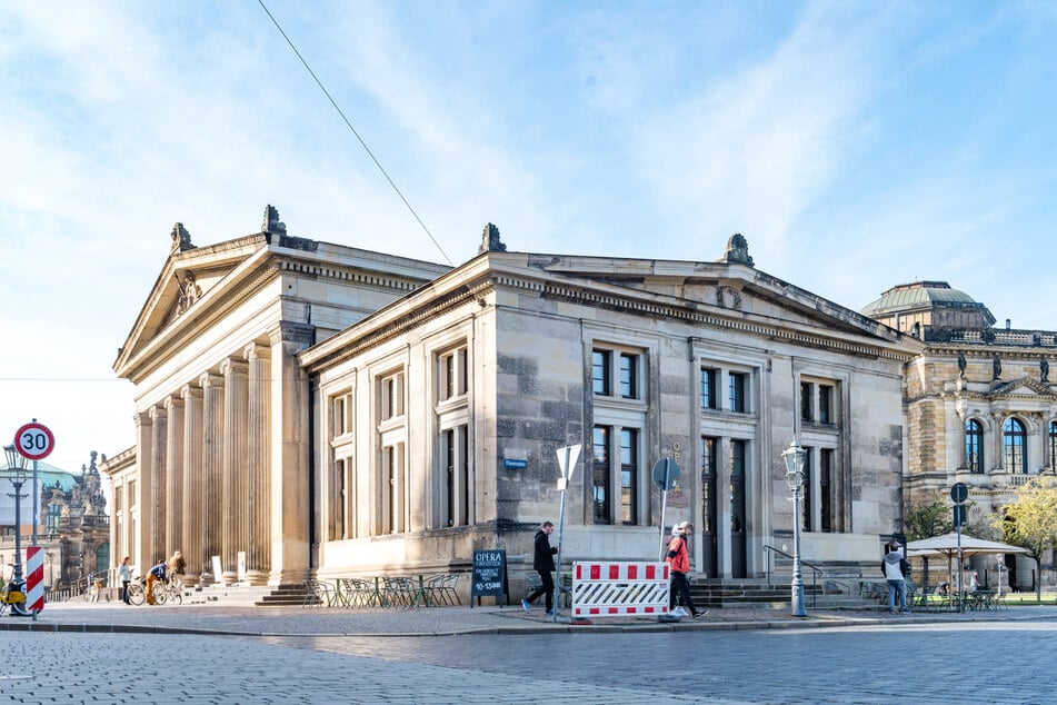 Ab sofort wird auch die Schloss-Seite der Schinkelwache mit einer Terrasse bestuhlt.