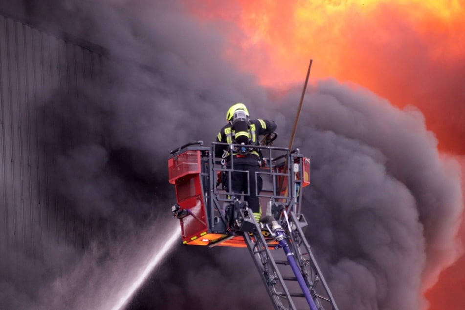 Die Feuerwehr kämpft seit dem frühen Morgen gegen den Brand im brandenburgischen Karstädt (Prignitz).