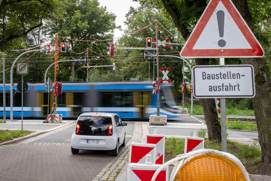 Statt der früheren Schranken warnen jetzt rote Ampeln in der Guerickestraße vor der Bahn.