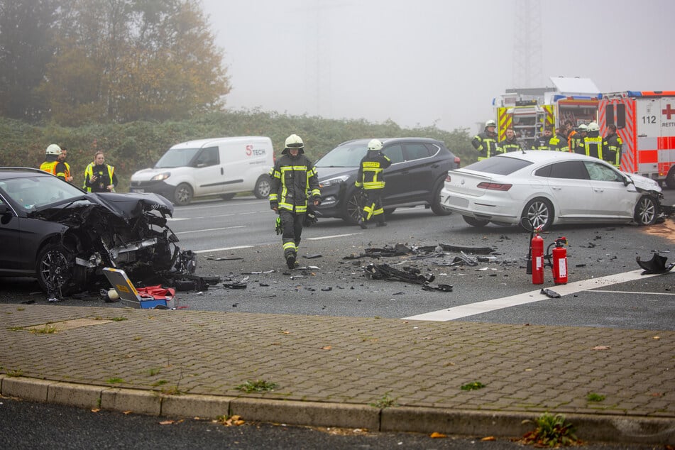 Beide Fahrzeuge erlitten durch den massiven Zusammenstoß erhebliche Schäden.