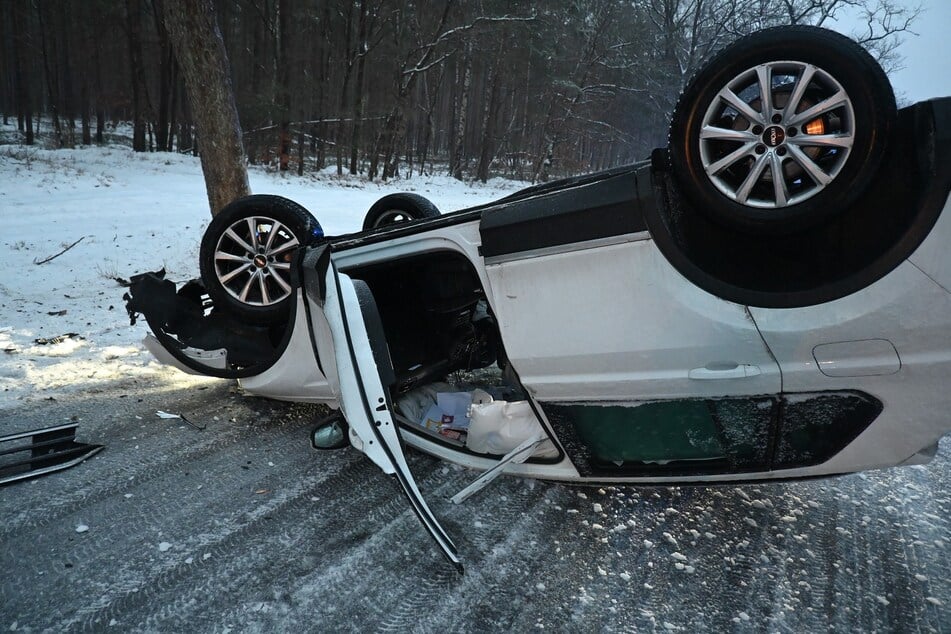 Nach einer Kollision mit einem Baum landete der VW auf dem Dach.